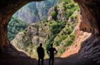 نشانه گذاری مسیر دسترسی به غار ۲۳۰ هزار ساله دربند رودبار با تابلوهای راهنمایی چوبی