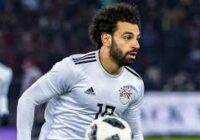 محمد صلاح، فوتبالیست مصری بازیکن بزرگترین تیم جهان لیورپول/در کنار زمین و در مهد بی دینی انگلیس نماز می‌خواند