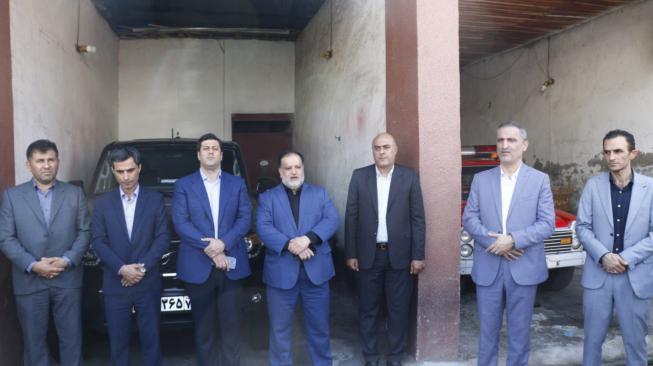 فرماندار، شهردار و اعضای شورای شهر لاهیجان از کارکنان آتش نشانی تقدیر کردند