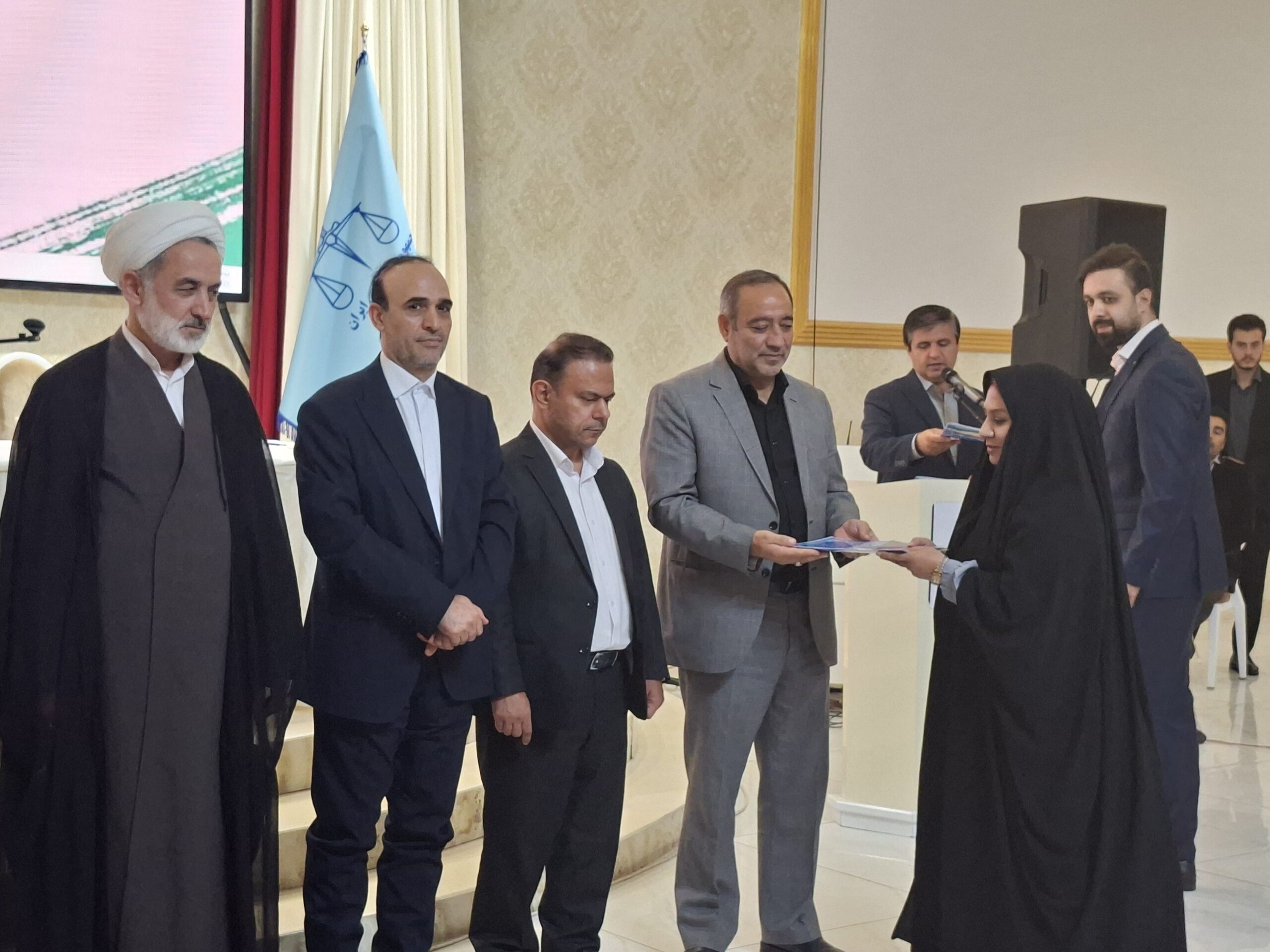 خبرنگاران در خط مقدم انسجام ملی قرار دارند