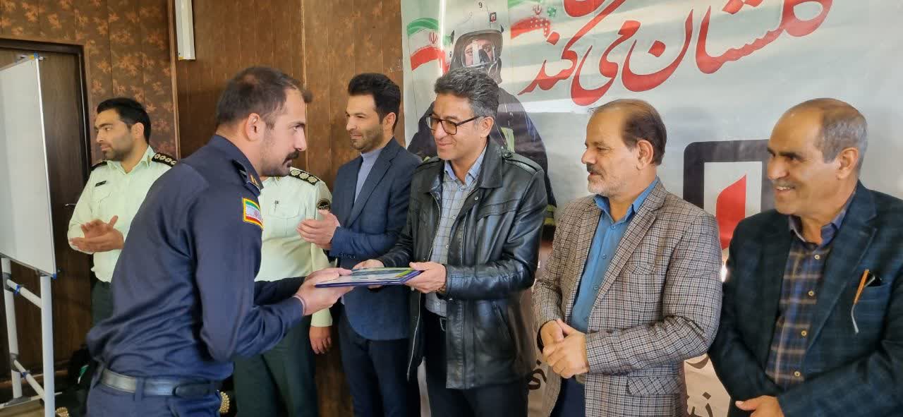 برگزاری مانور آتش‌نشانی و تجلیل از آتش نشانان ایستگاه شهرک صنعتی اردبیل2