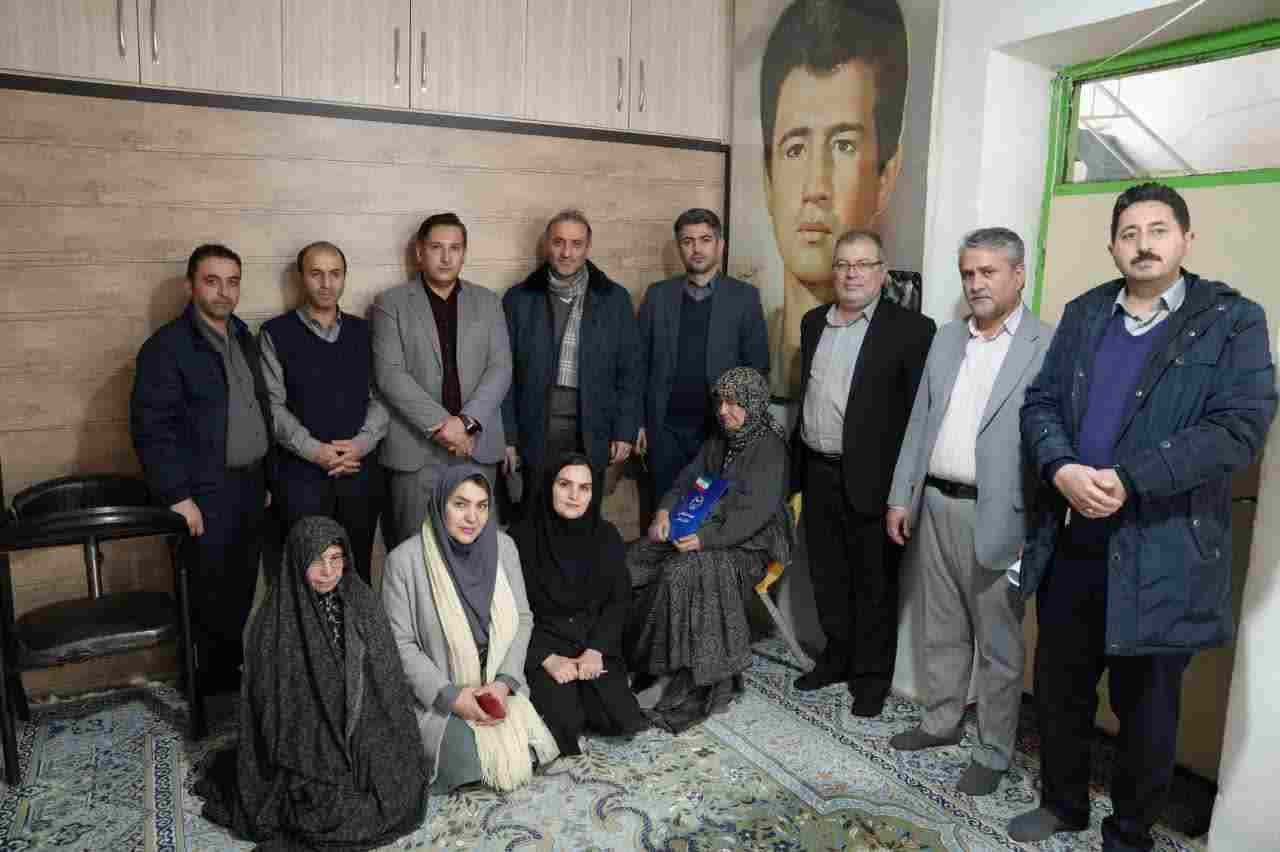 سرپرست و جهادگران جهاددانشگاهی اردبیل با خانواده شهید سید کاظمی دیدار کرد