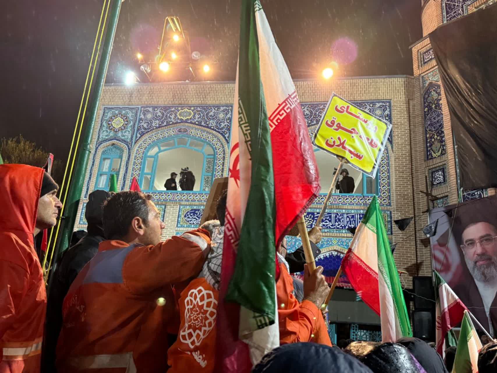 باران و خیابان و این غیور مردمان در میدان بیعت/ پرچم مقدس جمهوری اسلامی ایران در دستانِ زحمتکشانِ شهر