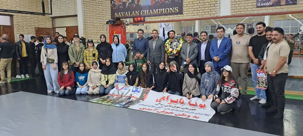 استقبال باشکوه از پویا بایرامی، قهرمان موی‌تای جهان و تنها دارنده کمربند جهانی سازمان تای فایت در استان