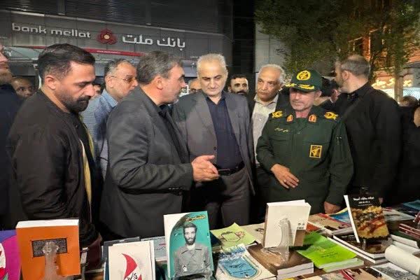 استقبال مردم و مسئولین از نمایشگاه کتاب دفاع مقدس اردبیل