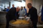 سفره‌ی برکت موکب امام رضا (ع) برای پاکبانان/ هدیه‌ی احسان؛ پاسداشتِ زحماتِ خادمانِ شهر در ایامِ سوگ