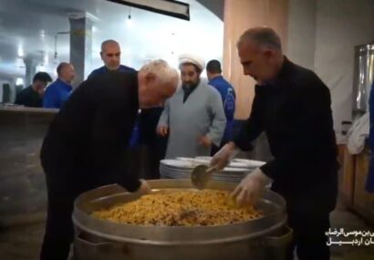 سفره‌ی برکت موکب امام رضا (ع) برای پاکبانان/ هدیه‌ی احسان؛ پاسداشتِ زحماتِ خادمانِ شهر در ایامِ سوگ