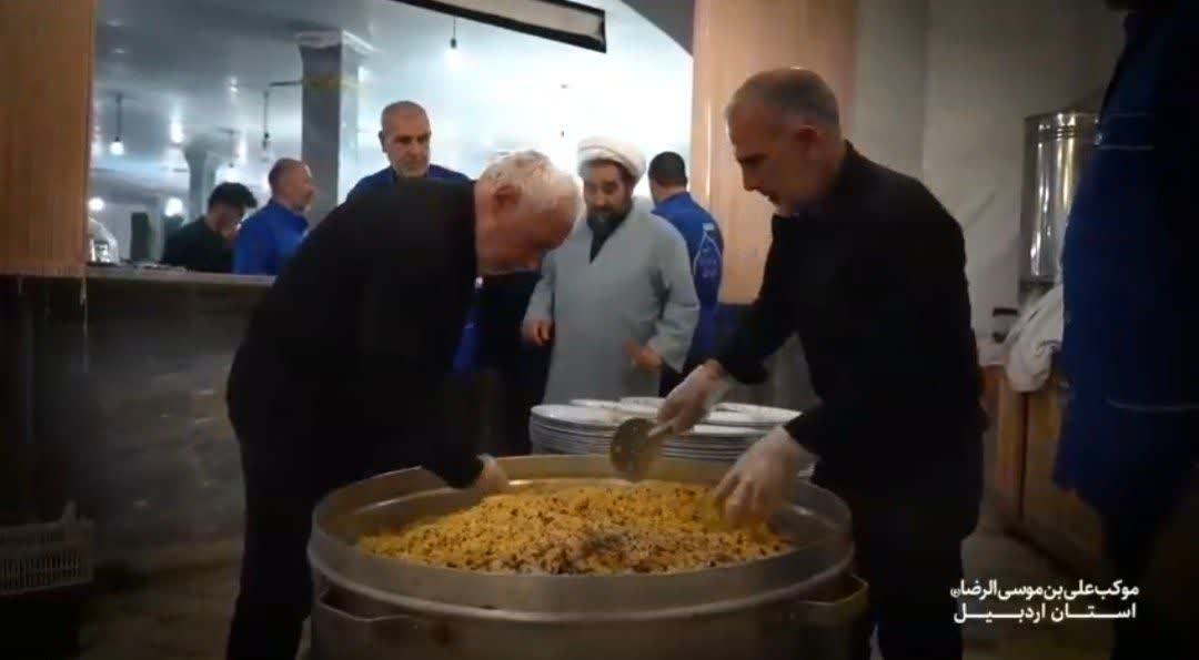 سفره‌ی برکت موکب امام رضا (ع) برای پاکبانان/ هدیه‌ی احسان؛ پاسداشتِ زحماتِ خادمانِ شهر در ایامِ سوگ