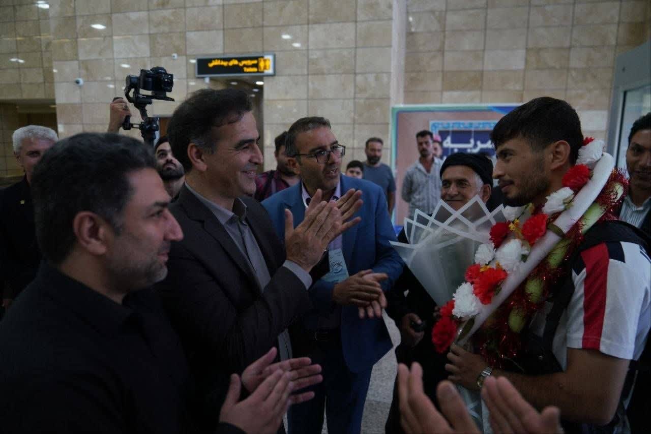 استقبال از عرفان محرمی؛ نایبقهرمان ووشوی کشورهای عضو شانگهای به اردبیل بازگشت