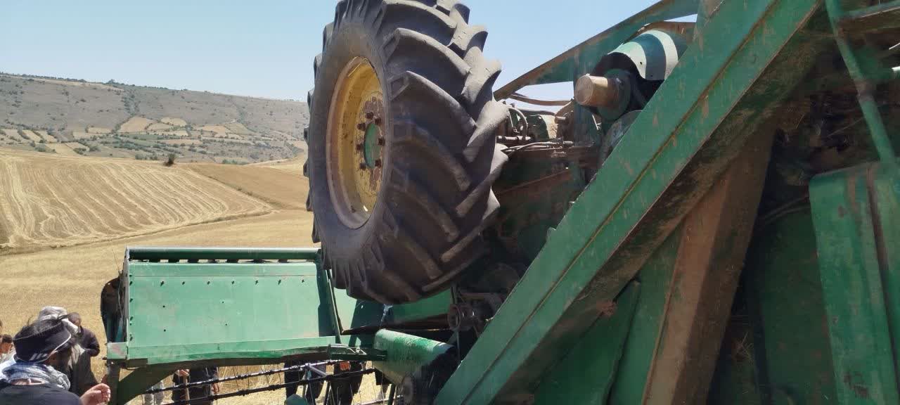 عملیات نجات معجزهآسا؛ نجات راننده کمباین از زیر ماشین واژگون شده در روستای کولانکوه